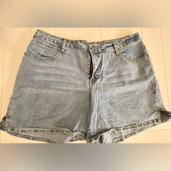 Carolina Blue shorts with yellow stitching on back pockets 20w - Picture 7 of 9